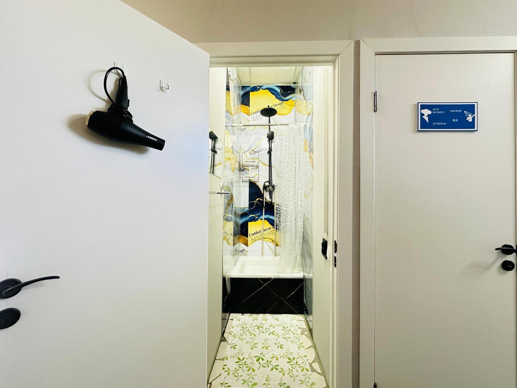 Center Capsule Hotel Almaty Ngoại thất bức ảnh