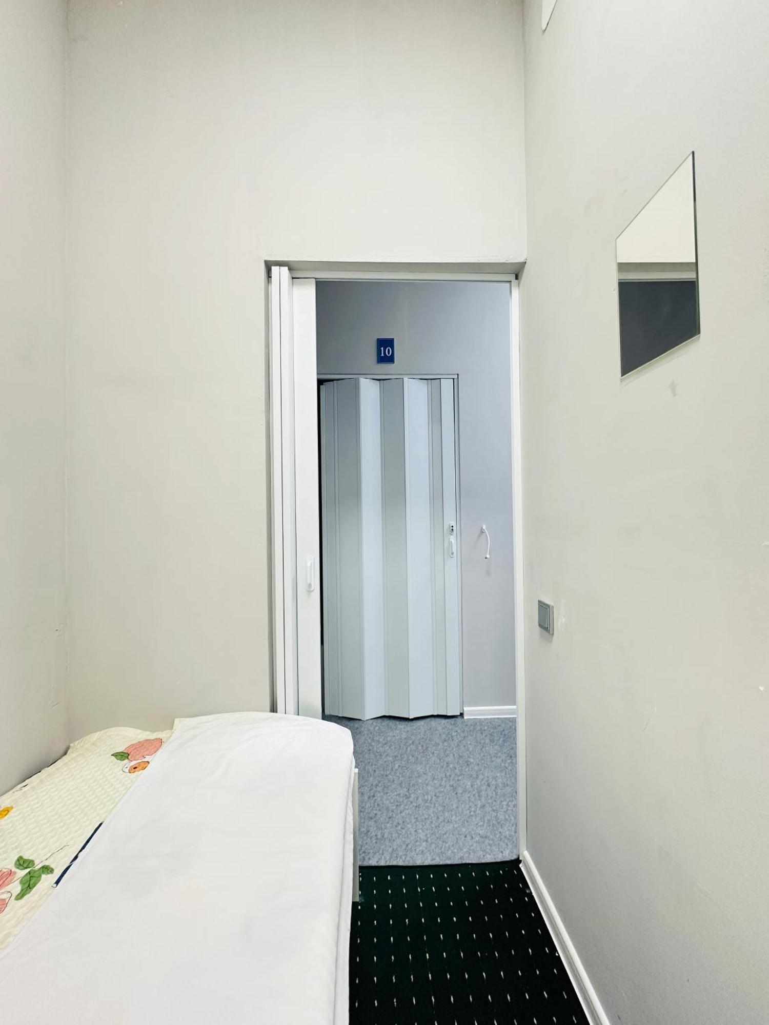 Center Capsule Hotel Almaty Ngoại thất bức ảnh